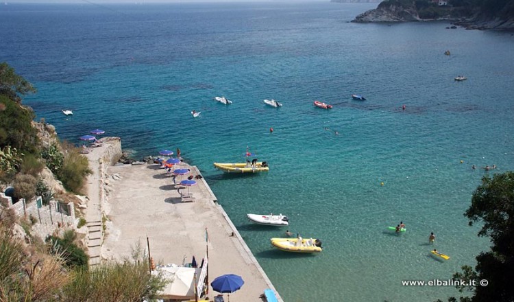 Spiaggia di Sant’Andrea, sabbia e magnifiche scogliere all’Elba